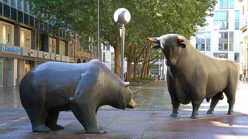 Bull and bear in front of the Frankfurt Stock Exchange, tags: deutsche der - CC BY-SA