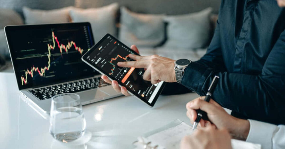 Mit Aktien durch volatile Märkte navigieren